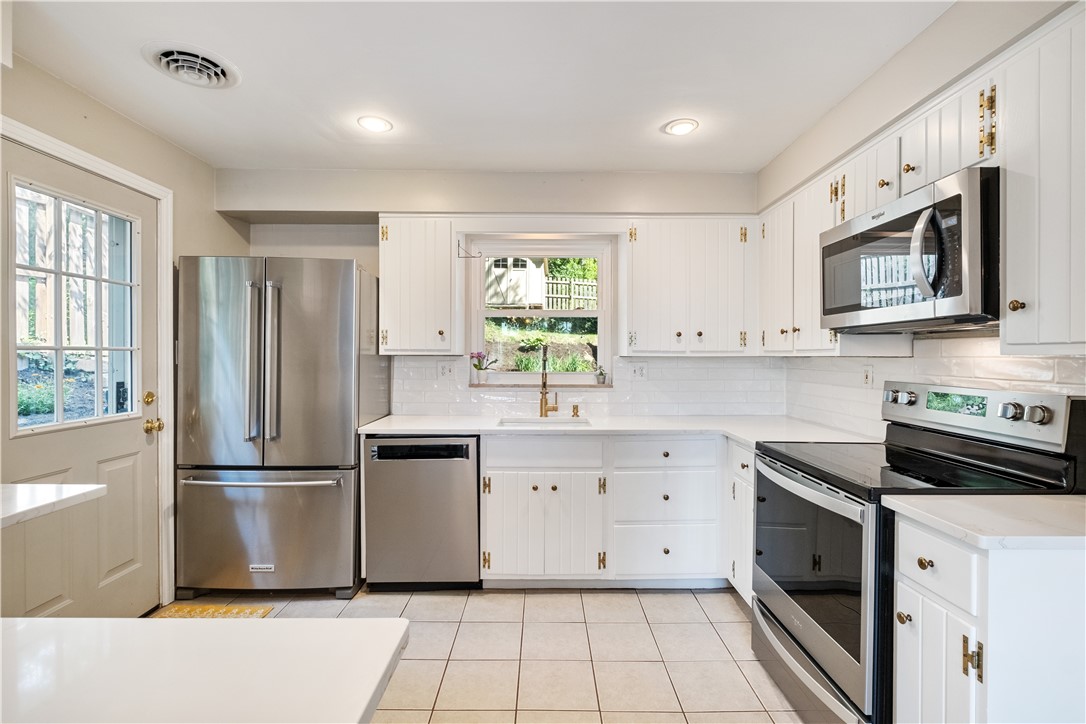 81 Seneca Dr