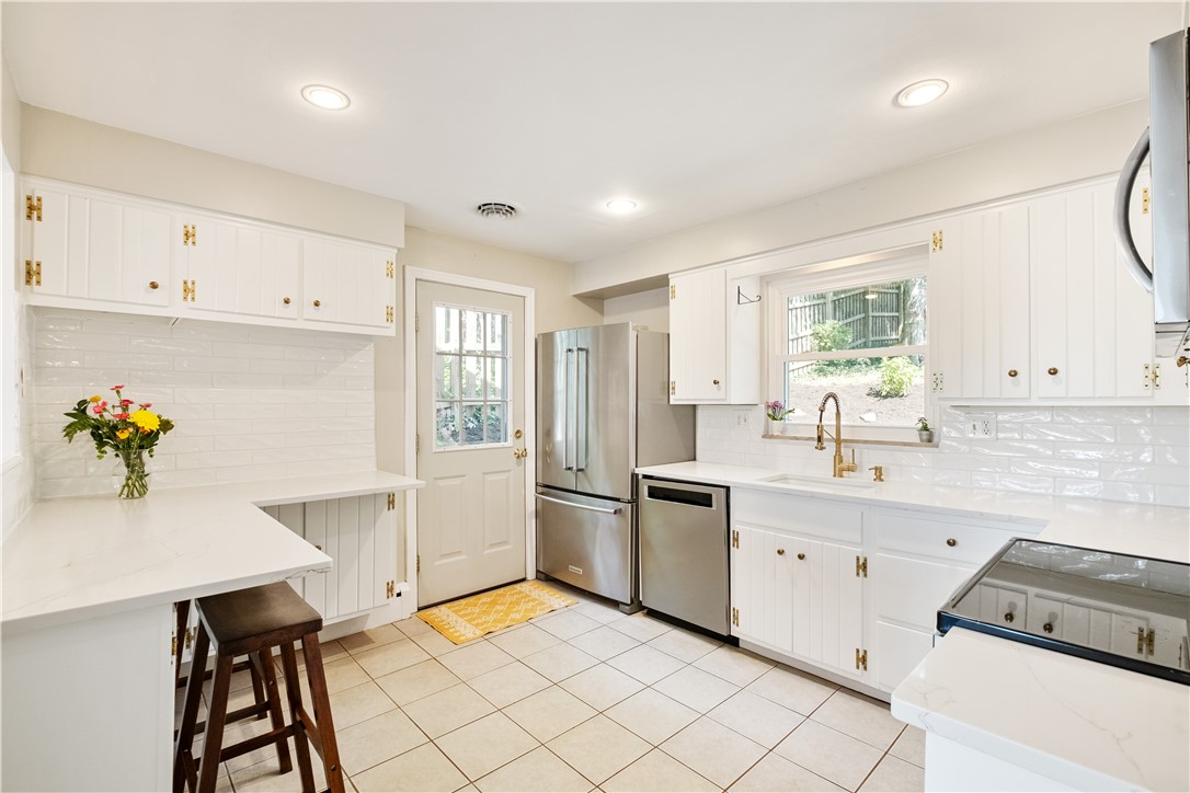 81 Seneca Dr