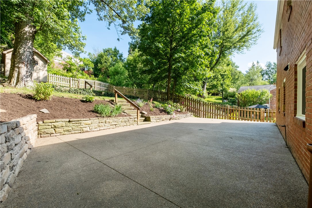 81 Seneca Dr