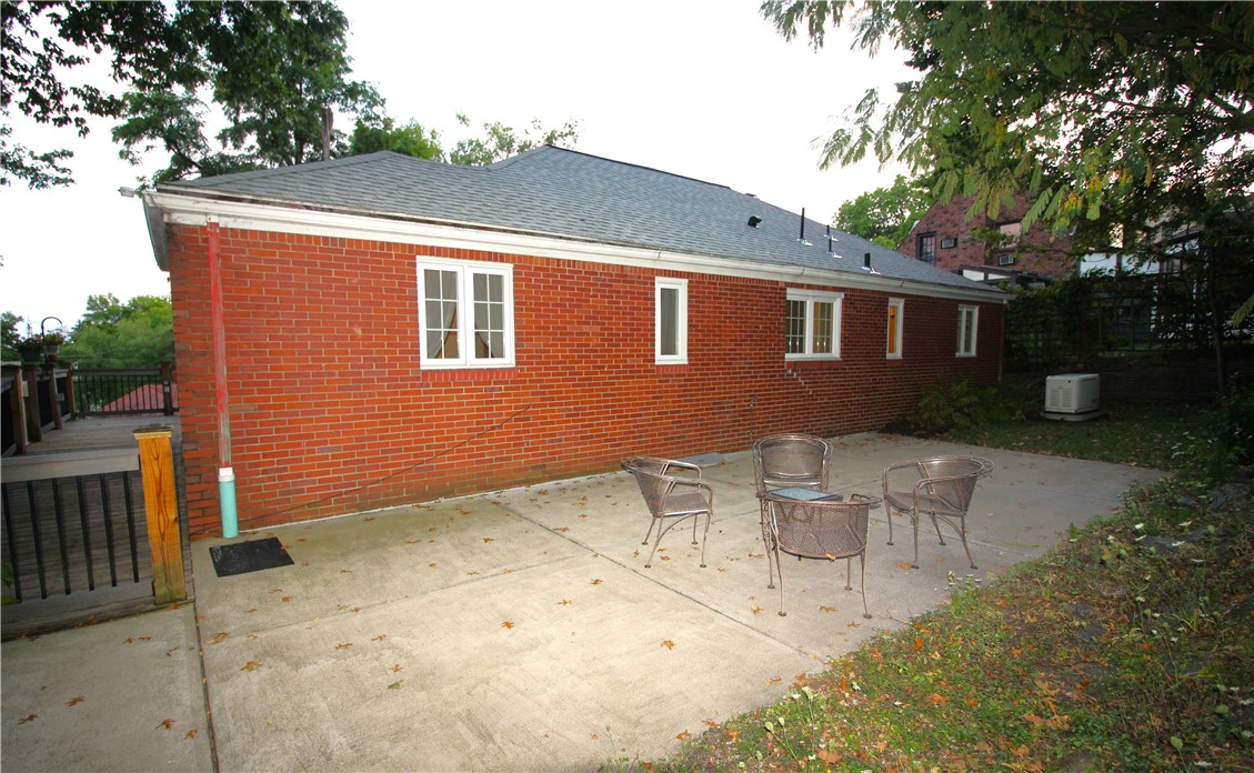 447 Greenhurst Dr