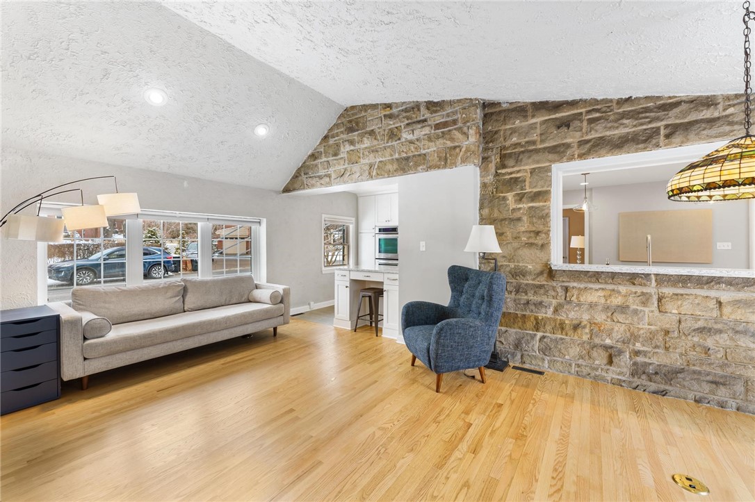 805 N Meadowcroft Ave