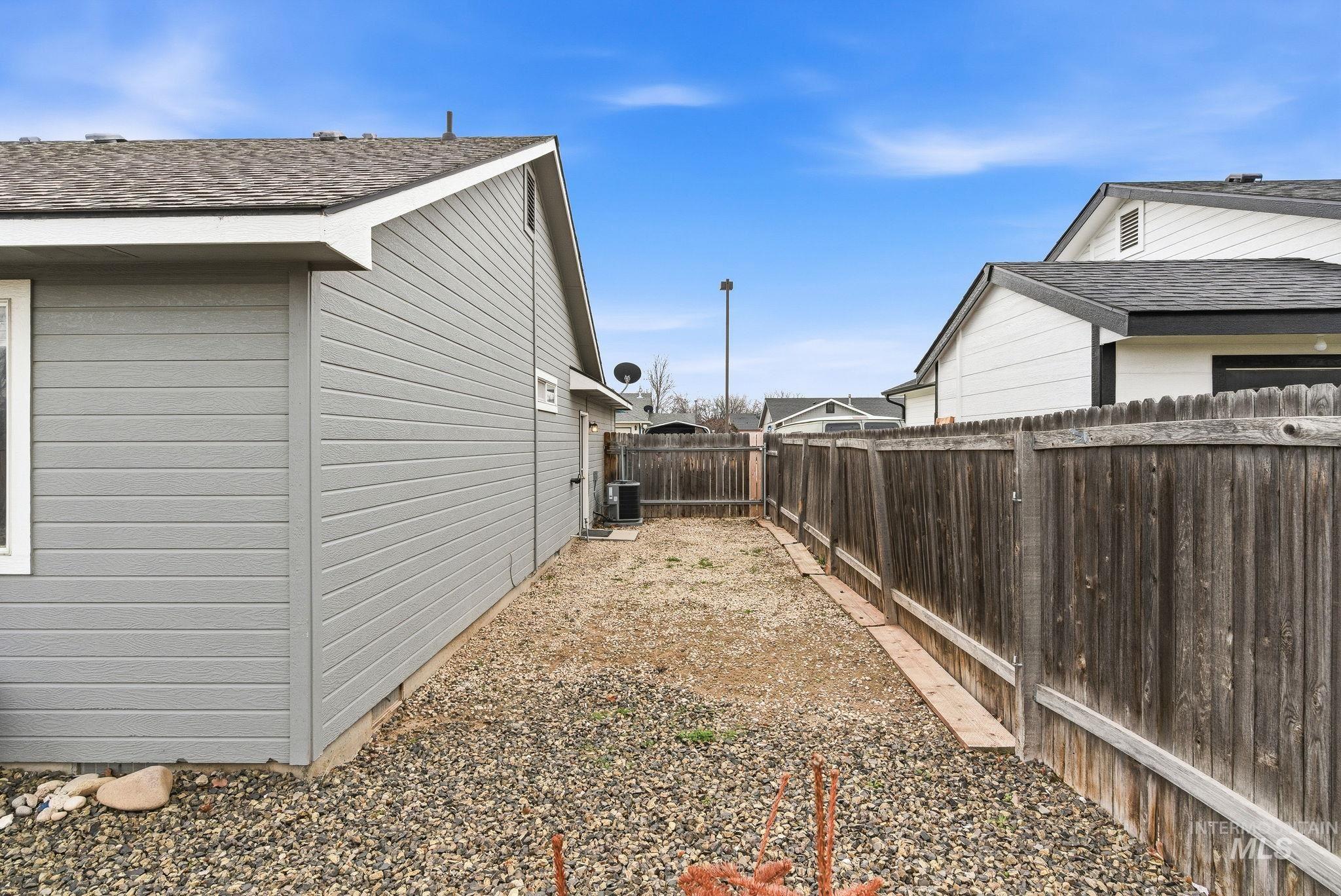 696 W Rams Hill