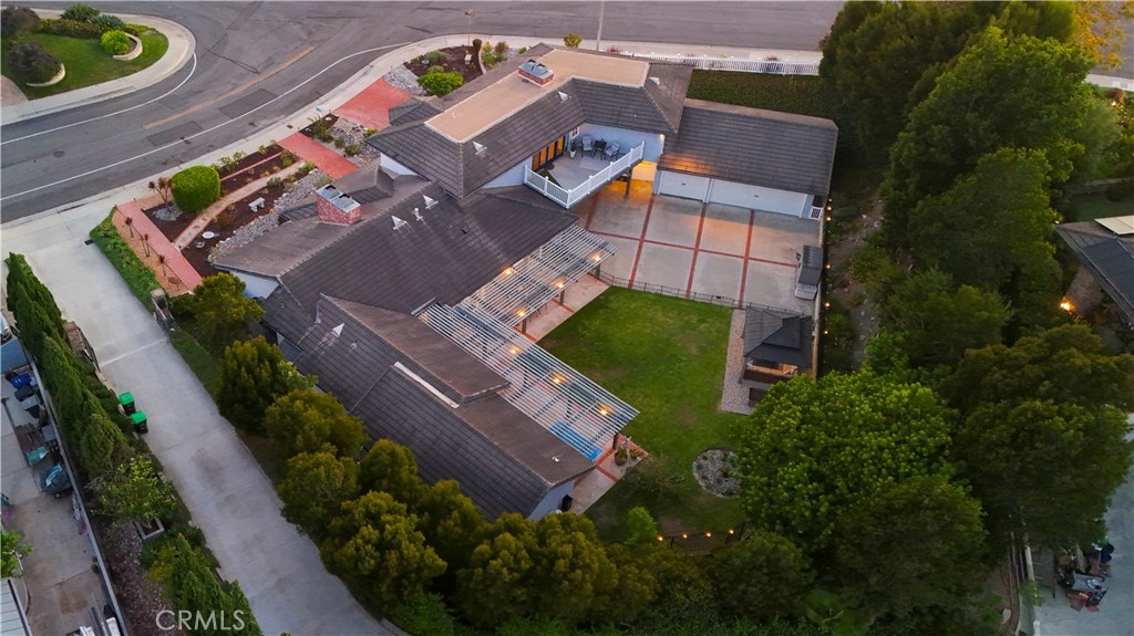 880 Avenida Acapulco