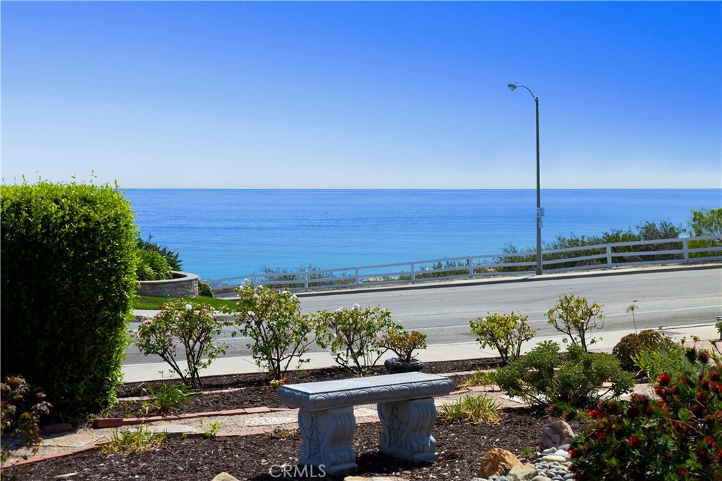 880 Avenida Acapulco