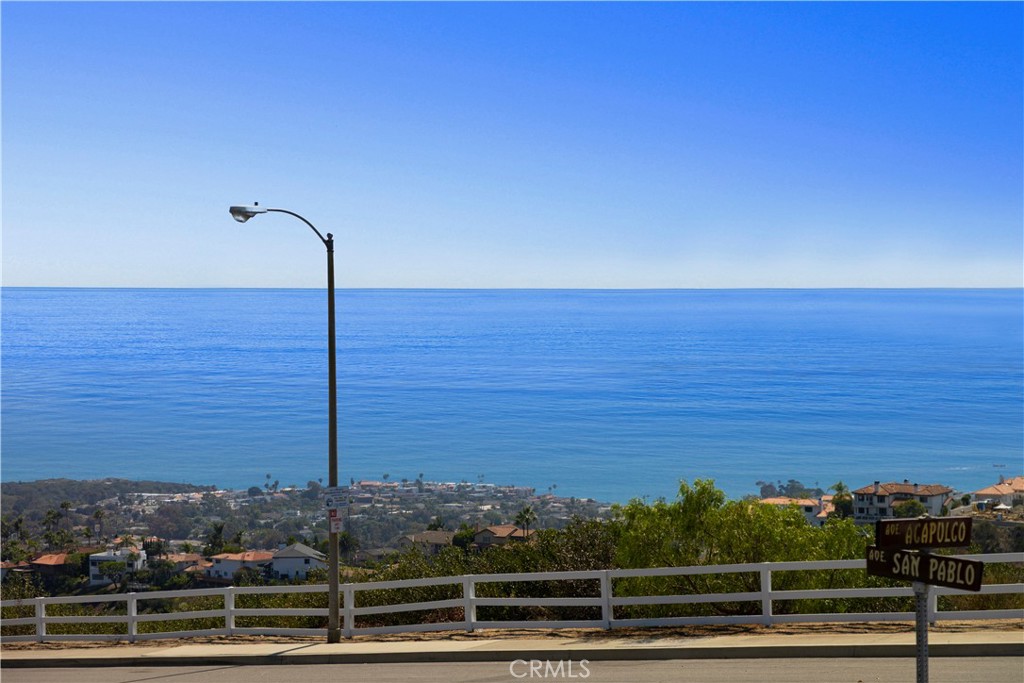 880 Avenida Acapulco