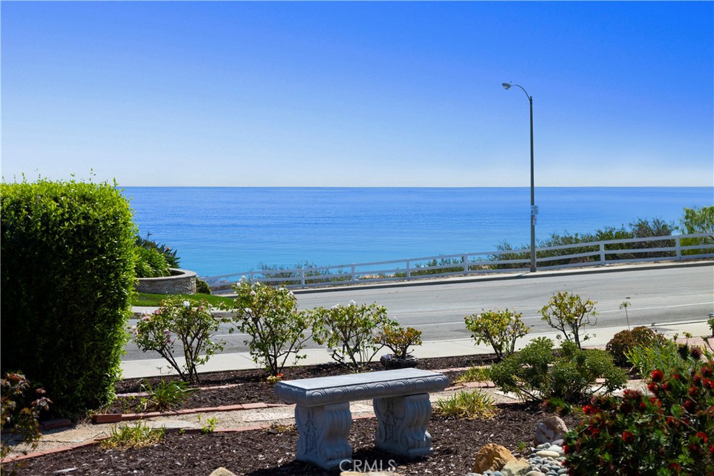 880 Avenida Acapulco