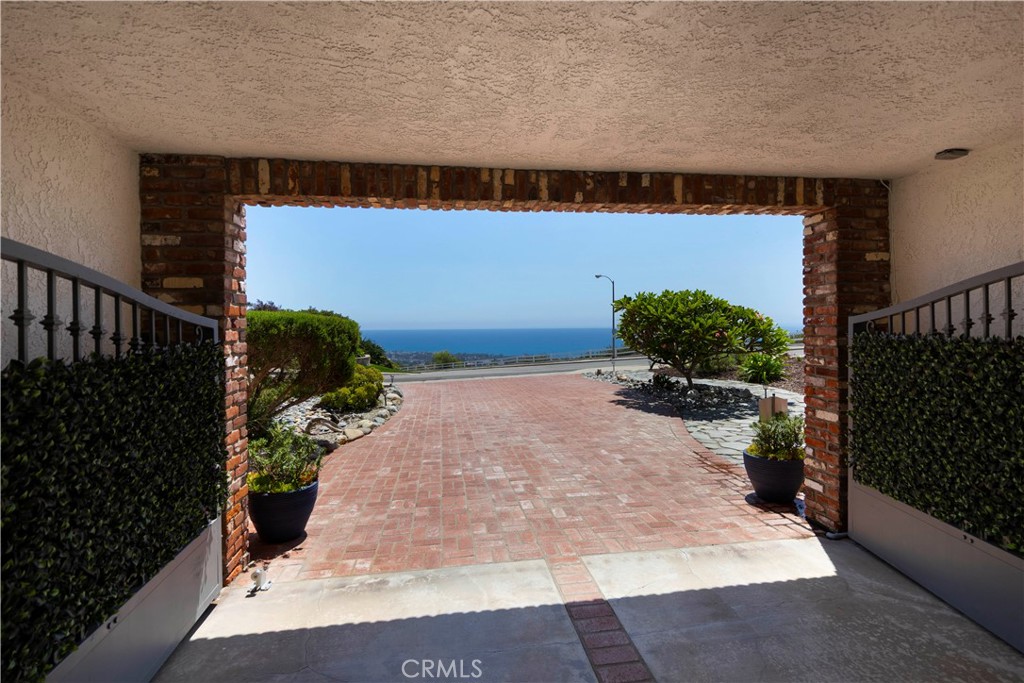 880 Avenida Acapulco