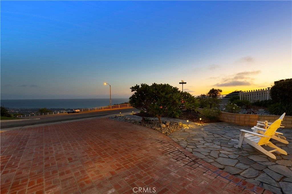 880 Avenida Acapulco