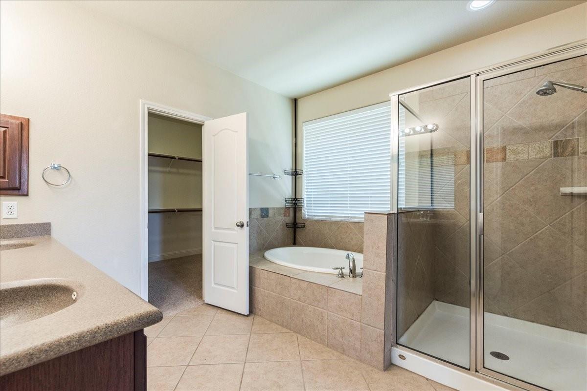 3831 Aqua LN