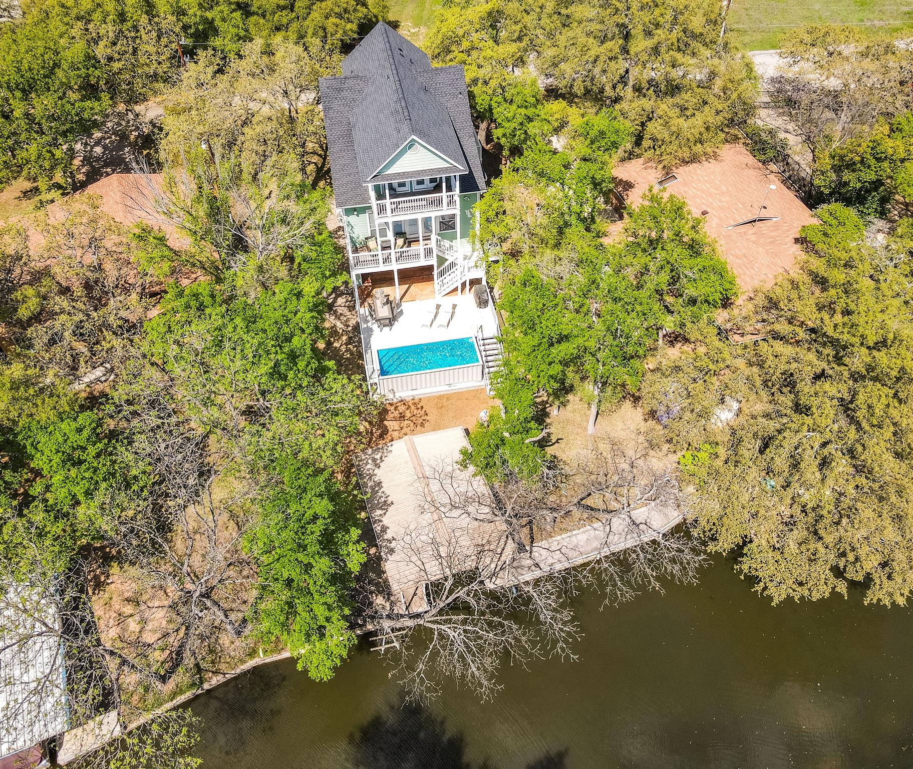 1943 Glencove DR