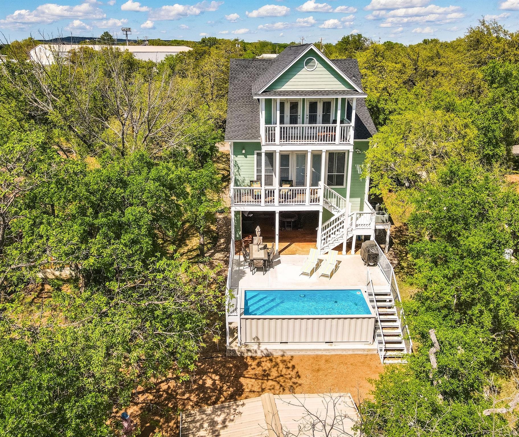 1943 Glencove DR