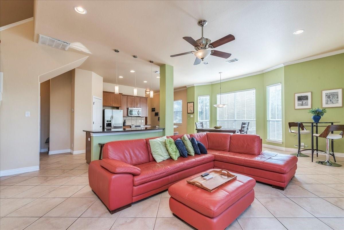 1943 Glencove DR