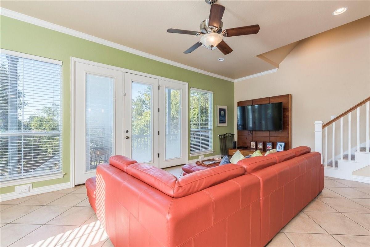 1943 Glencove DR