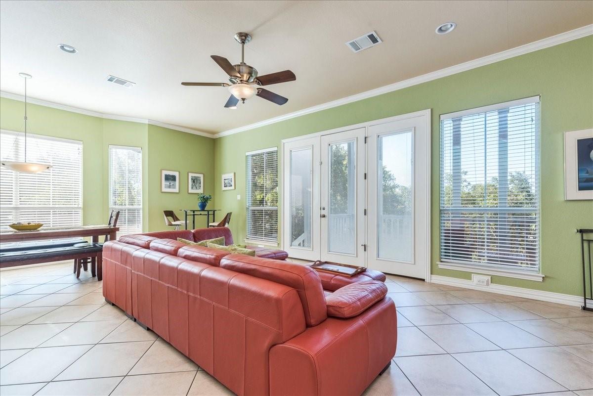 1943 Glencove DR