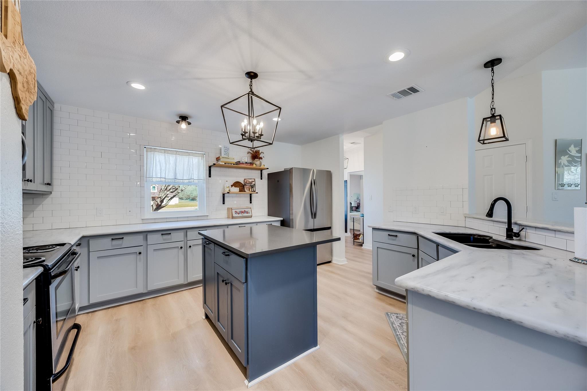 137 W Oak DR