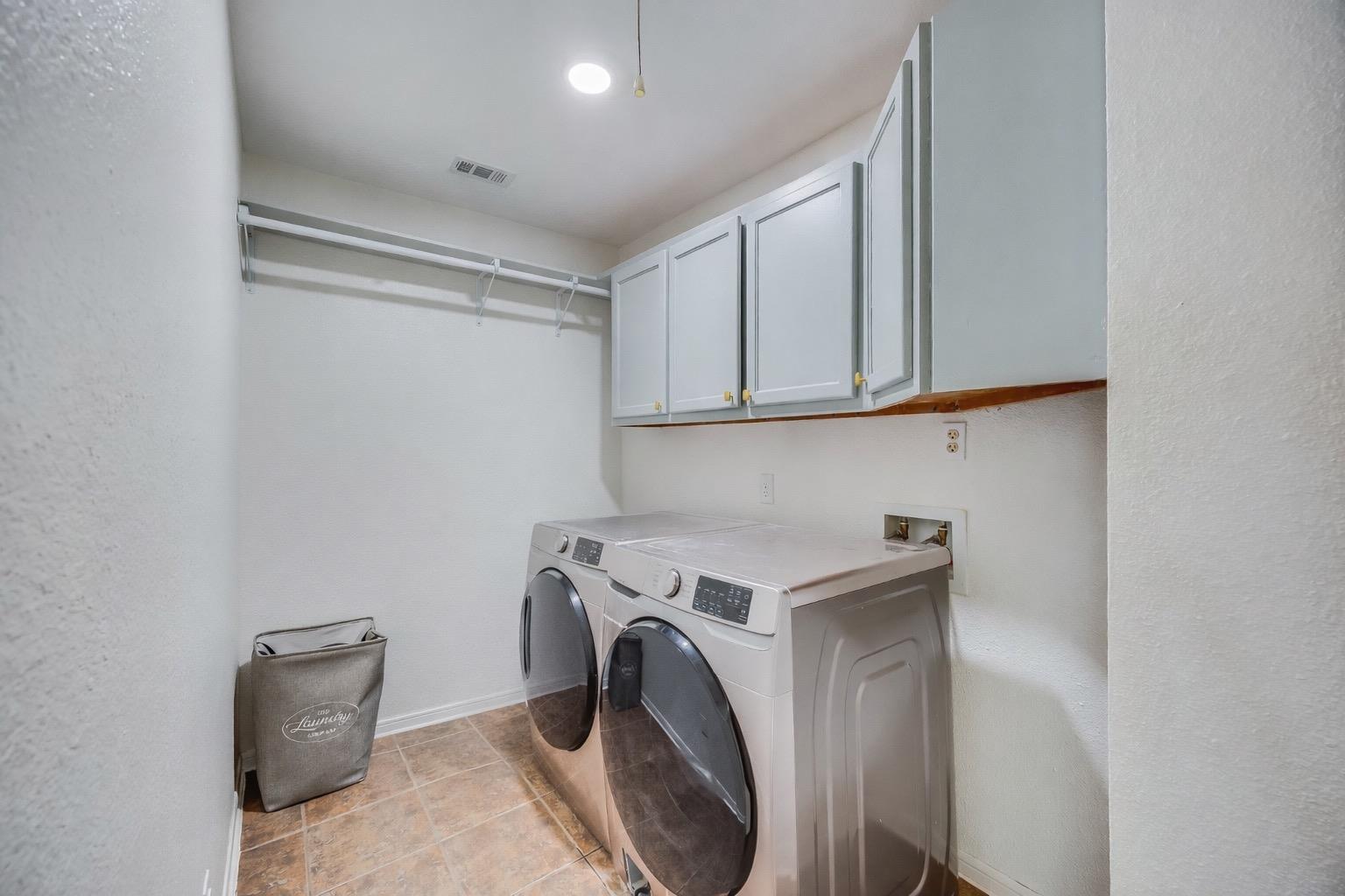 137 W Oak DR