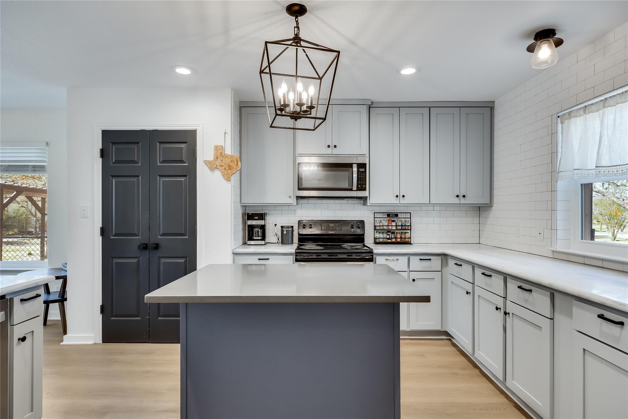 137 W Oak DR