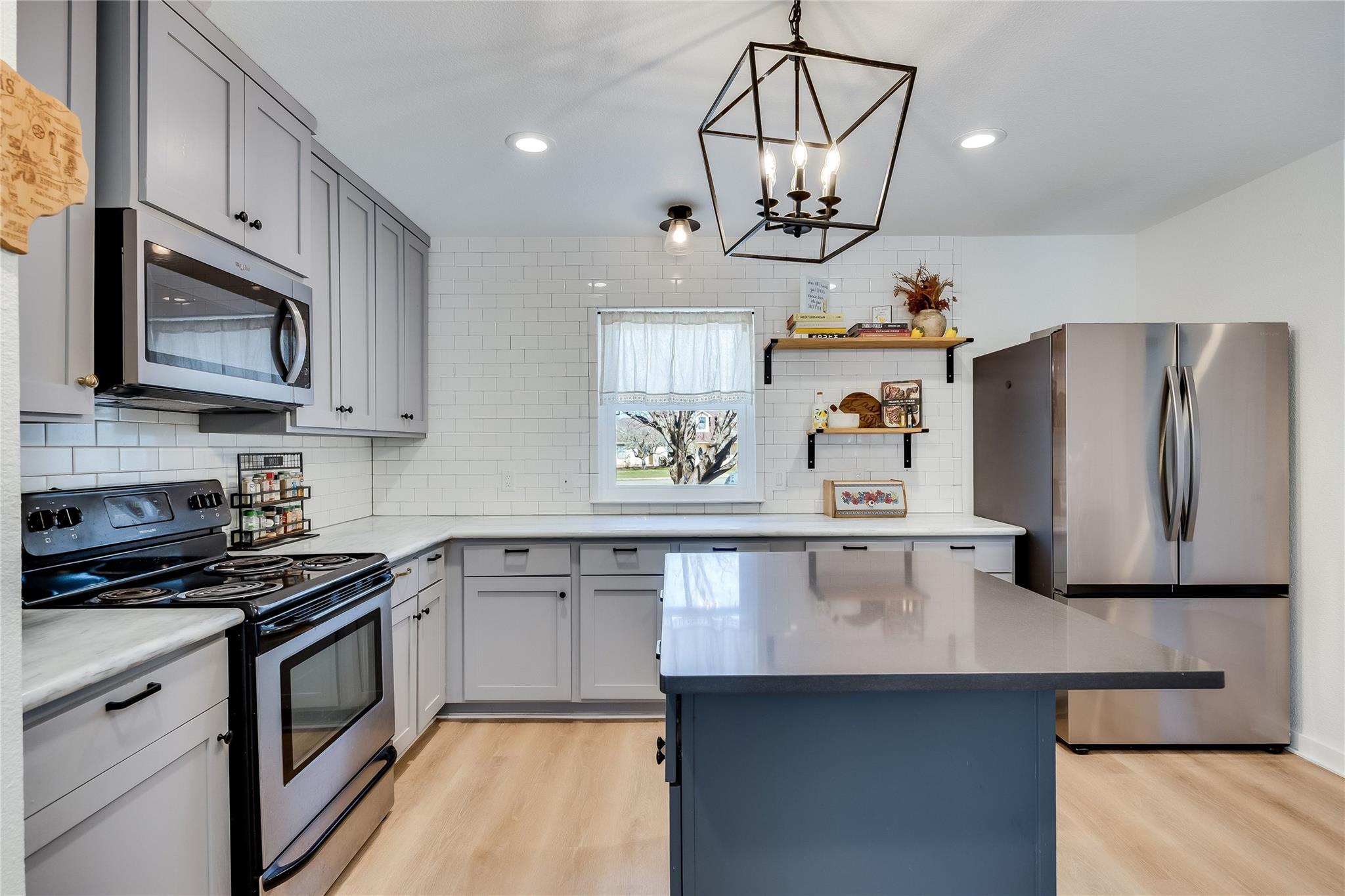 137 W Oak DR