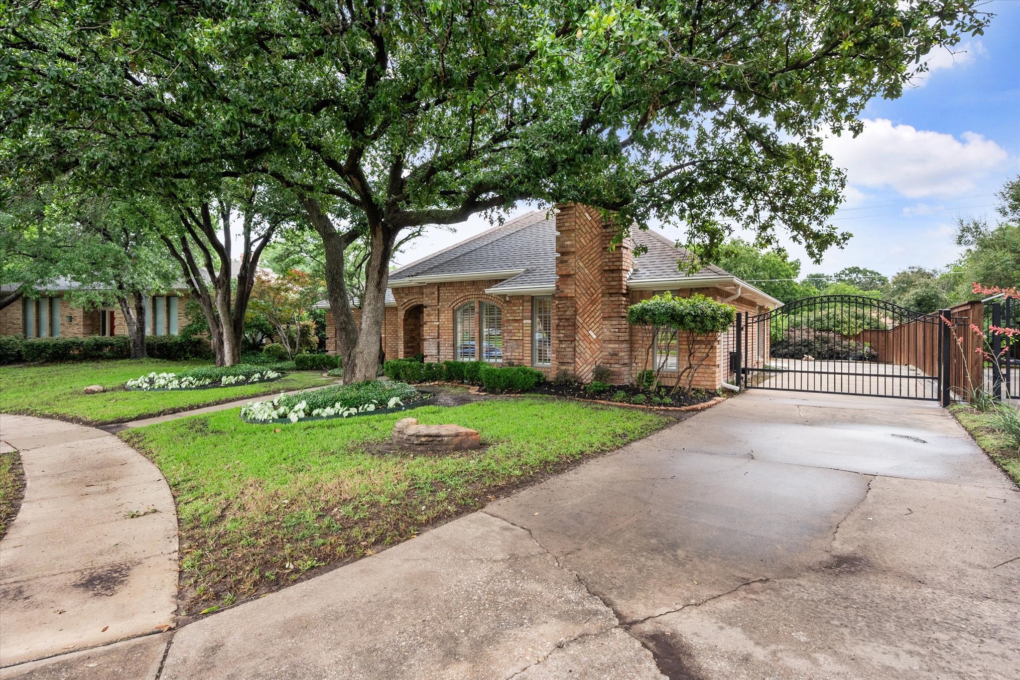 2332 Stonegate Drive N