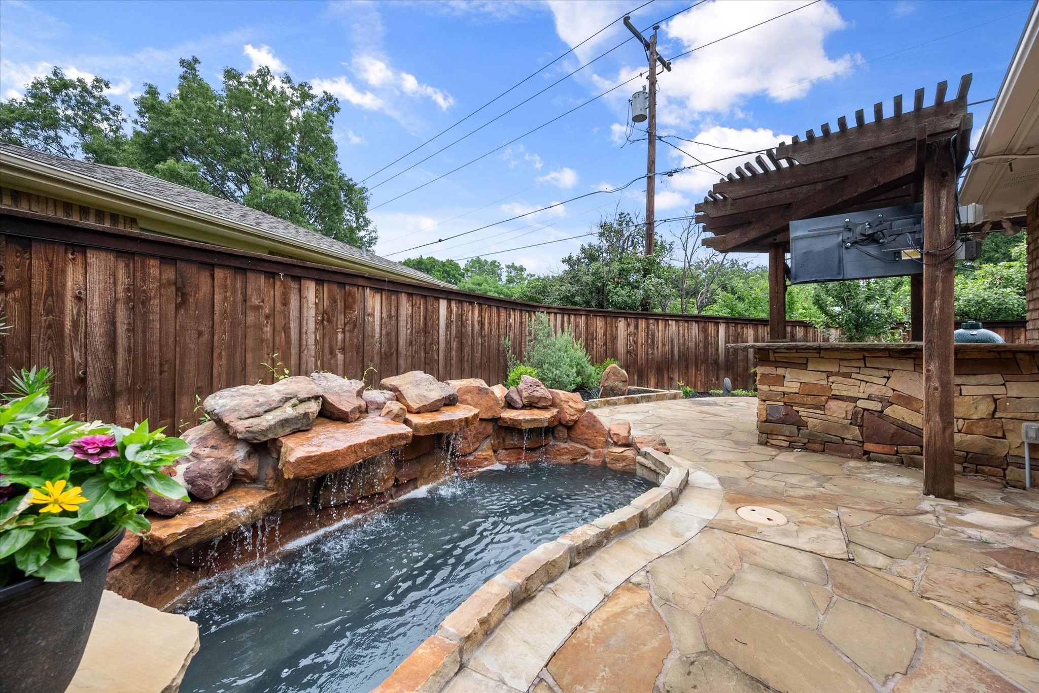 2332 Stonegate Drive N