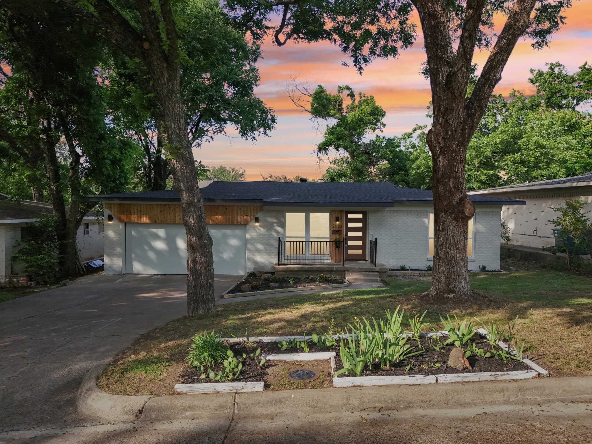 2121 Forest Oaks Drive