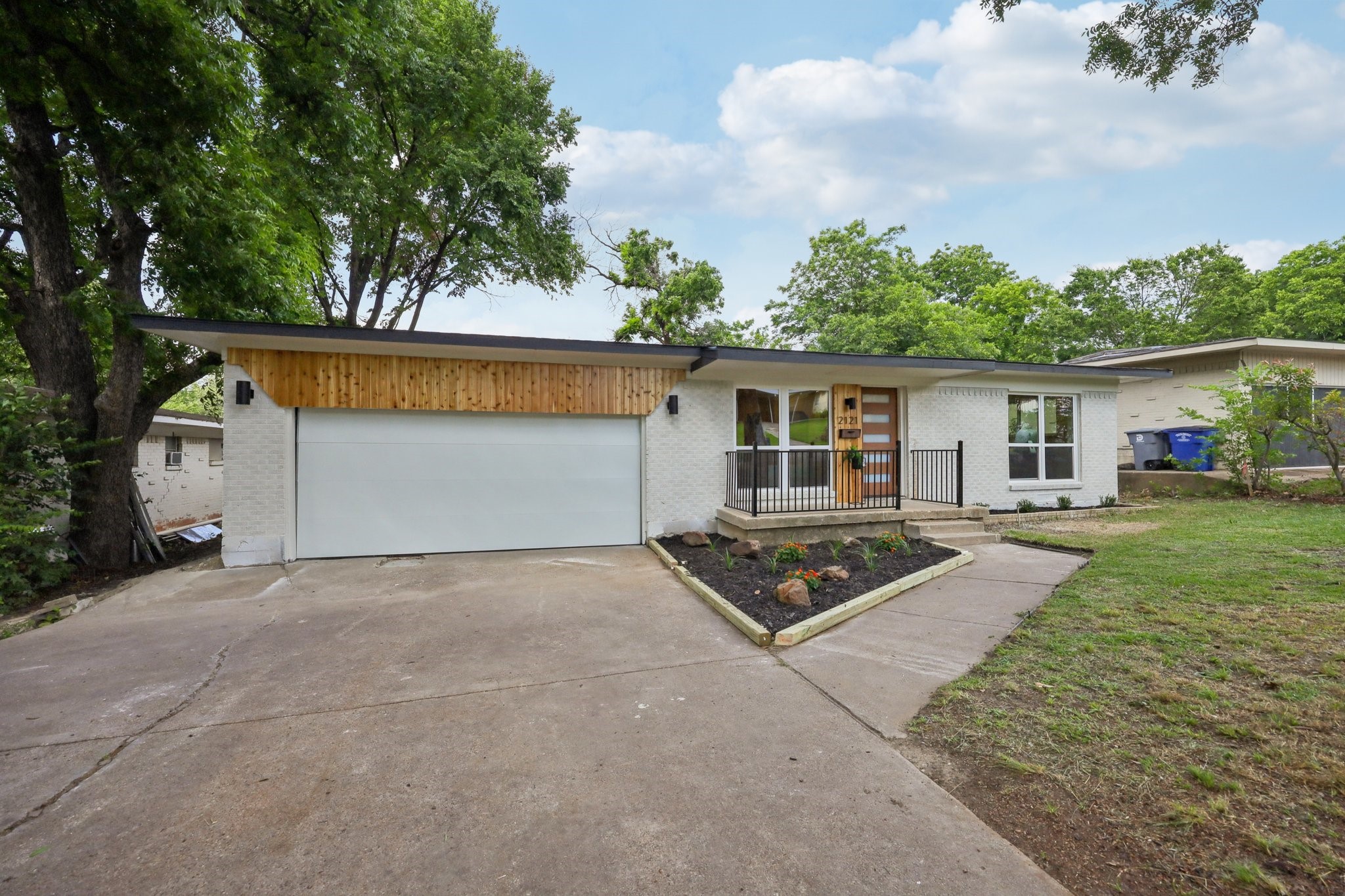 2121 Forest Oaks Drive