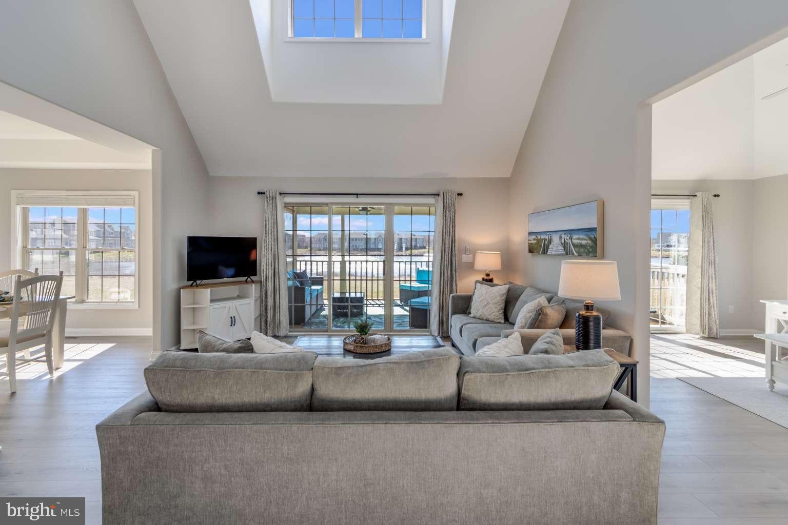 272 LAKESIDE DRIVE