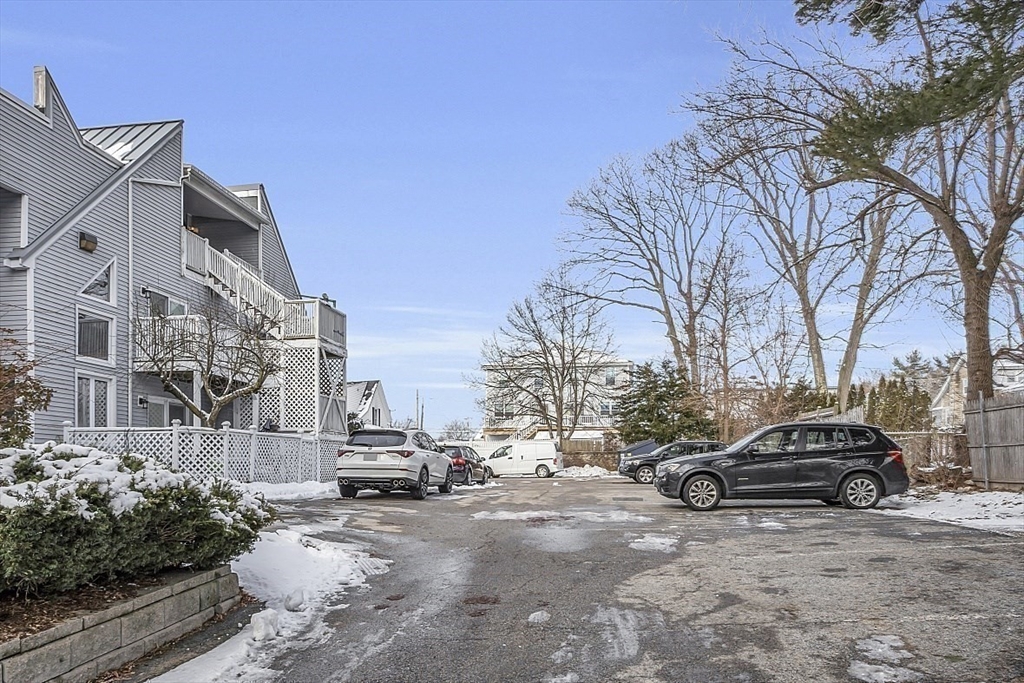 325 Mammoth Rd # 3