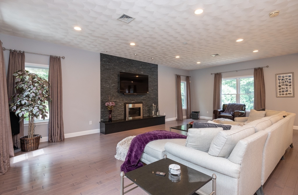 11 Hood Farm Road