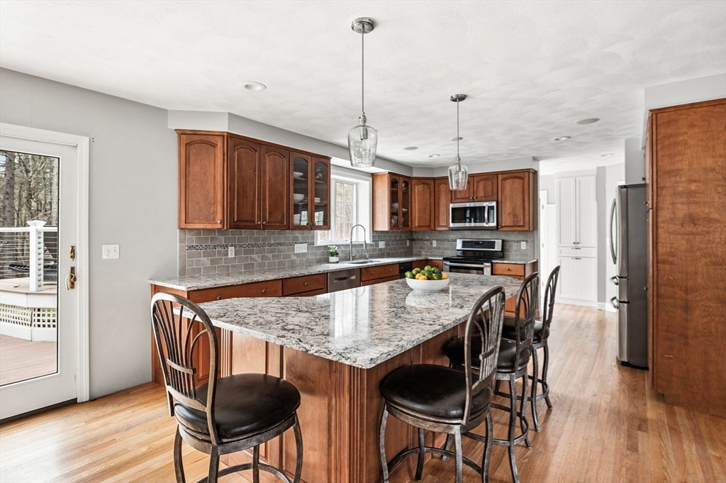 6 Hickory Ln