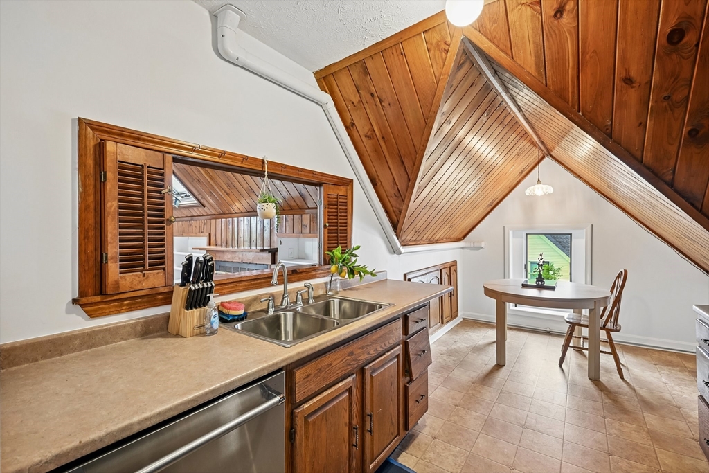 325 Mammoth Rd # 3