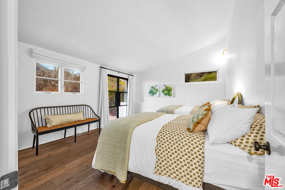 2382 Live Oak Meadows Rd