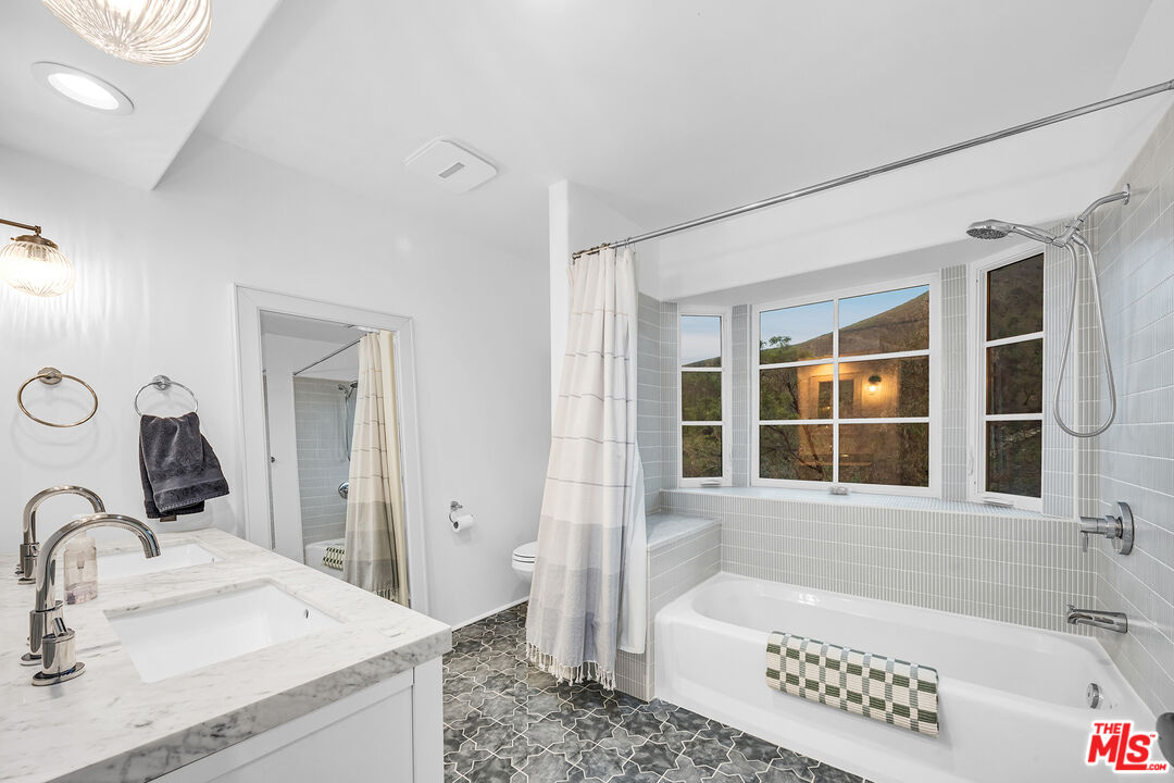 2382 Live Oak Meadows Rd