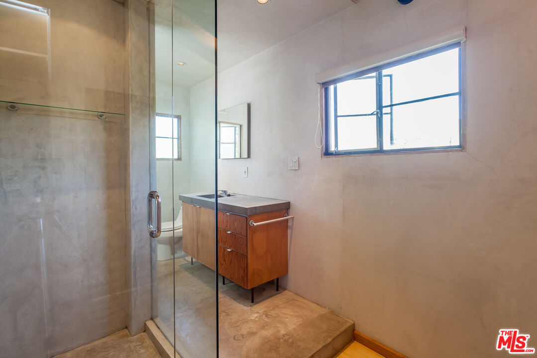 325 Indiana Ave Unit: 4