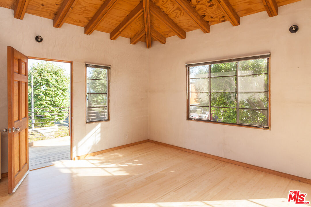 325 Indiana Ave Unit: 4