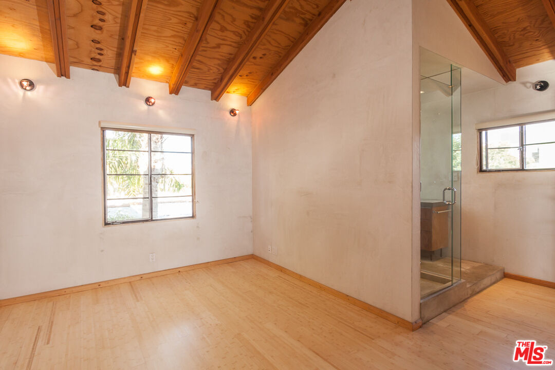325 Indiana Ave Unit: 4