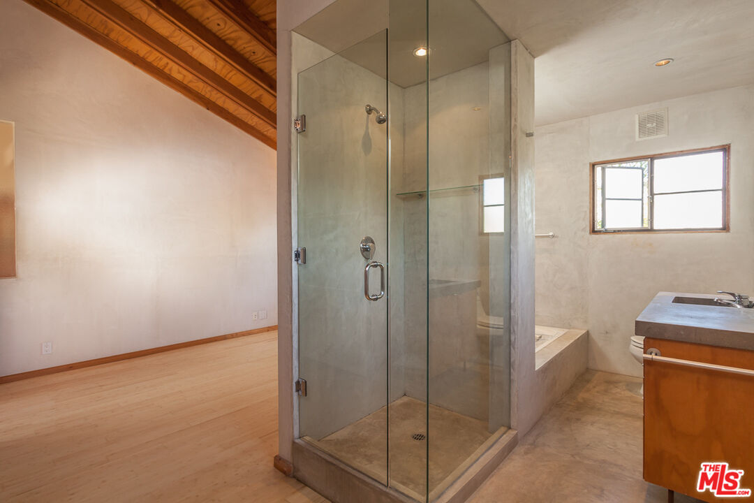 325 Indiana Ave Unit: 4