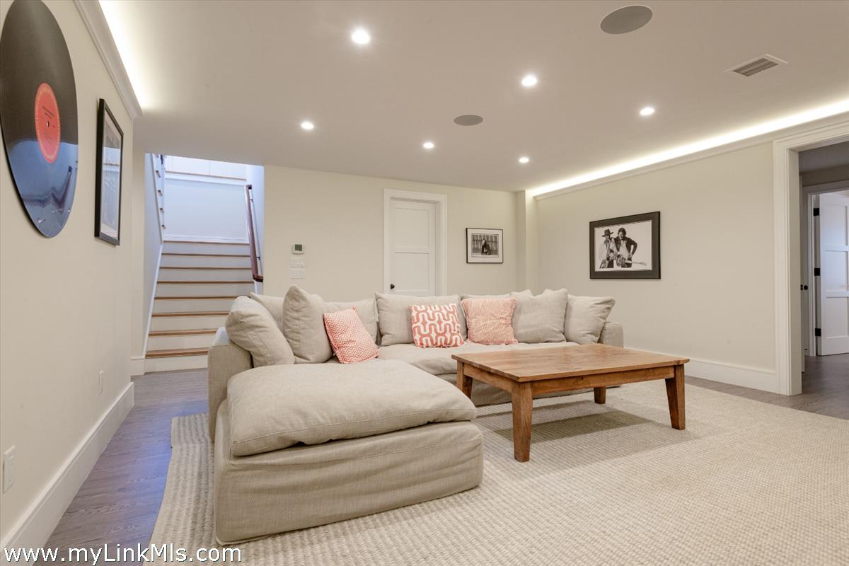 36 Warrens Landing Road