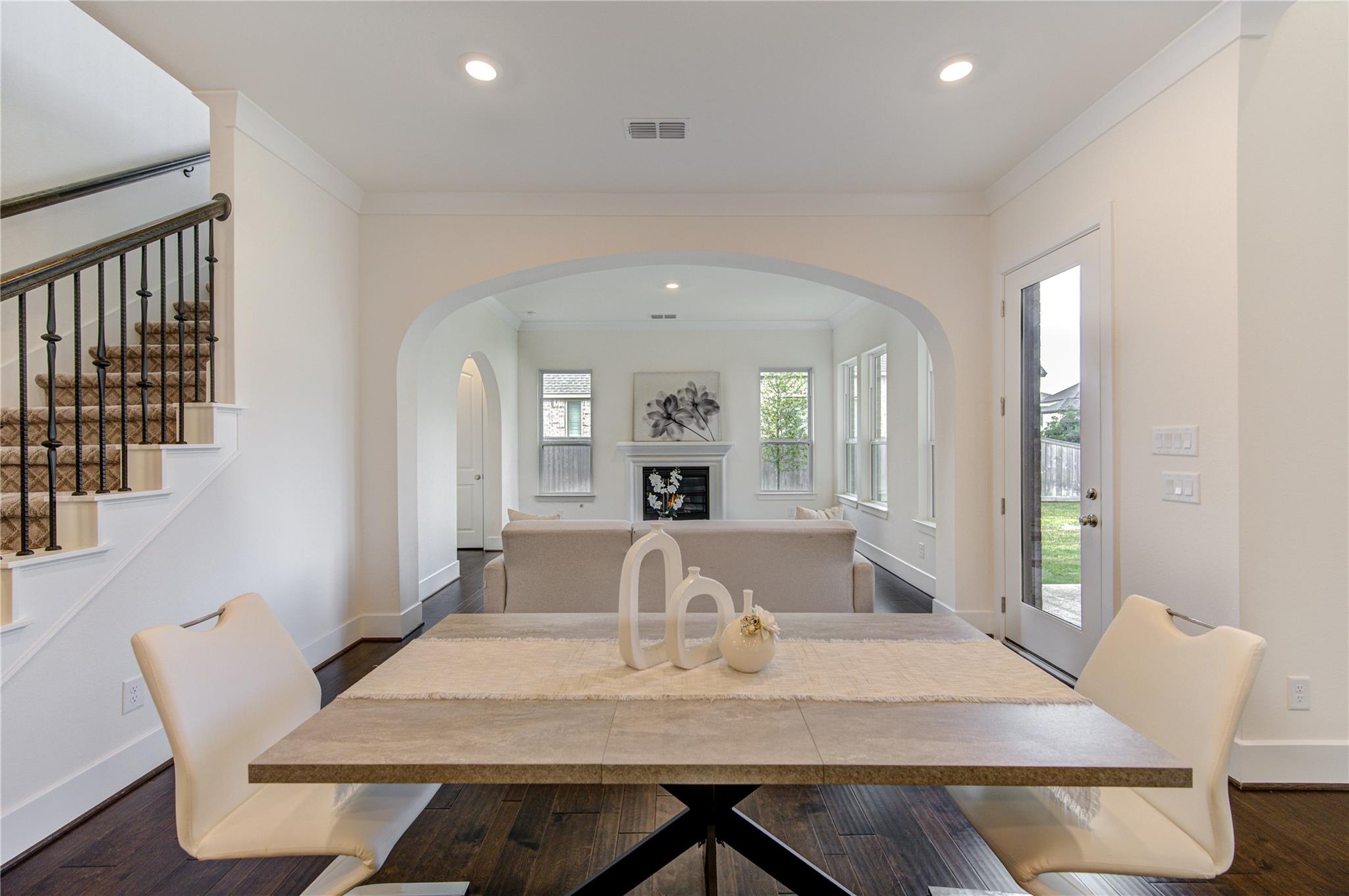 21339 Crescent Winged Drive