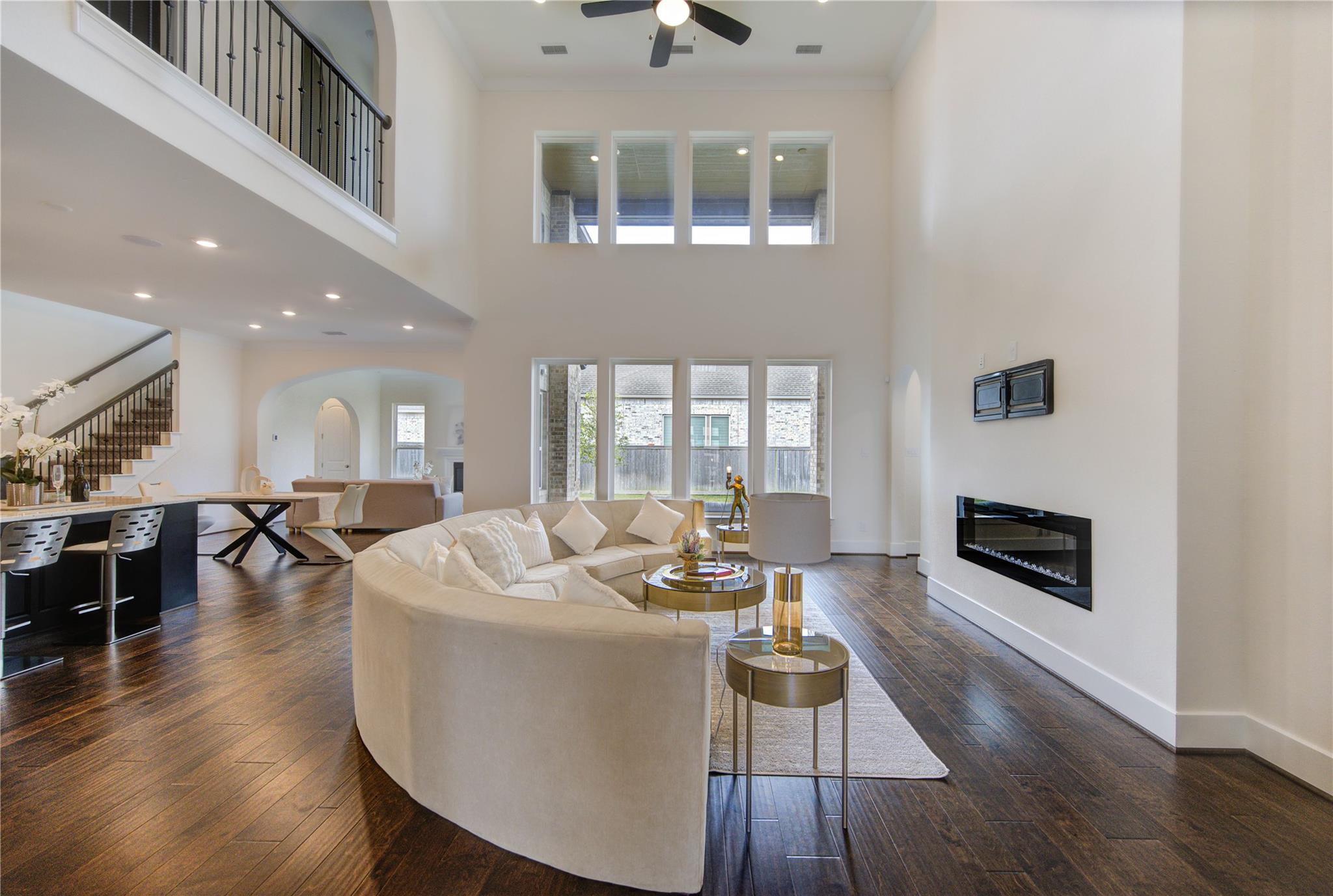 21339 Crescent Winged Drive