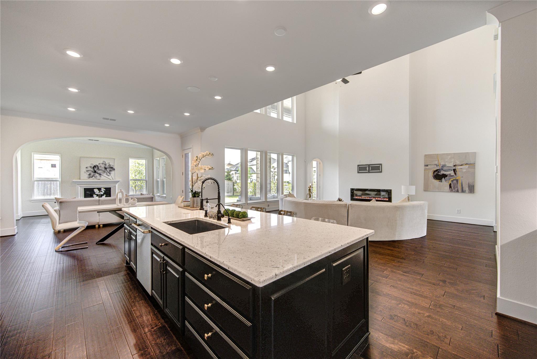 21339 Crescent Winged Drive