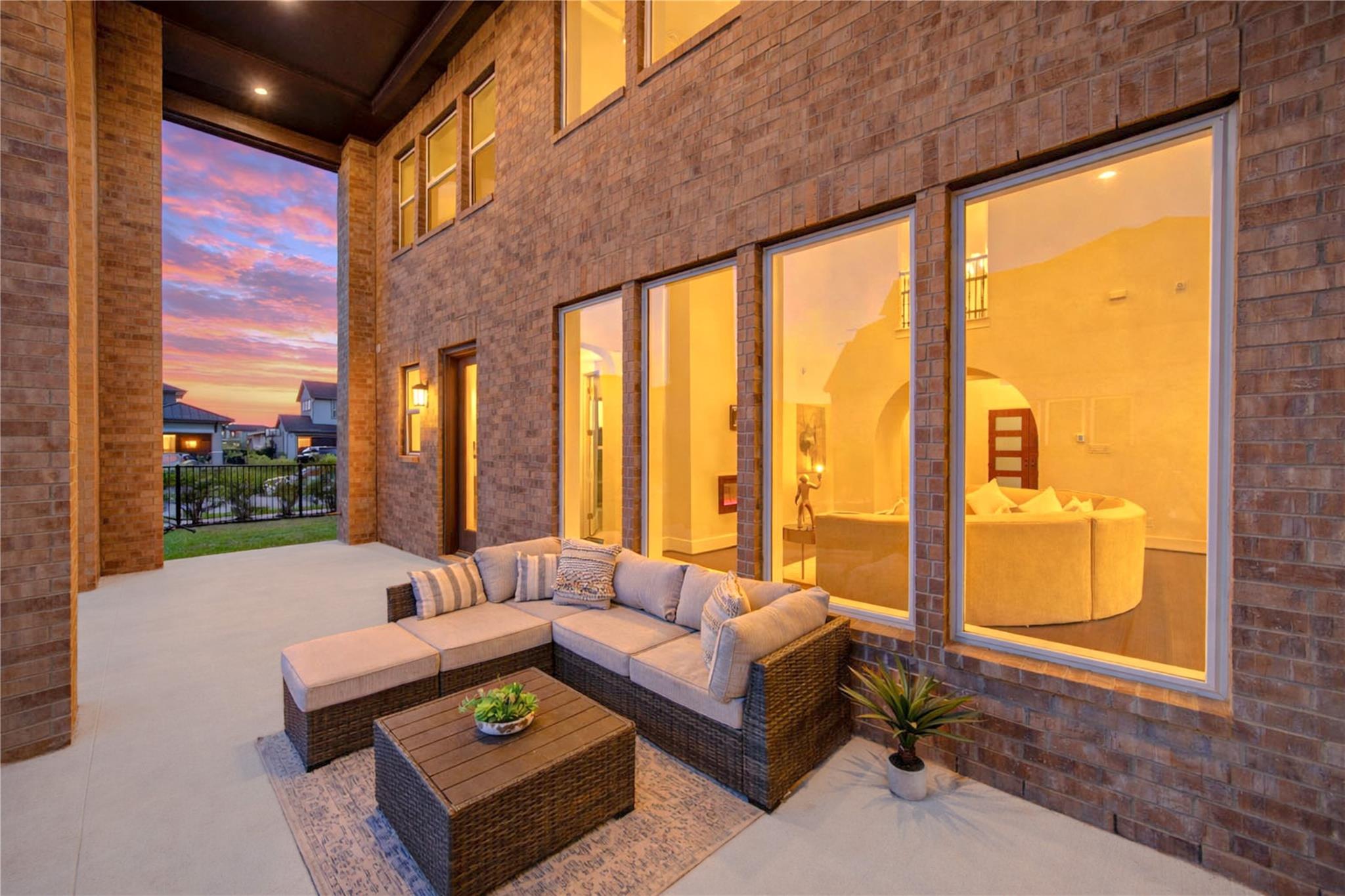 21339 Crescent Winged Drive