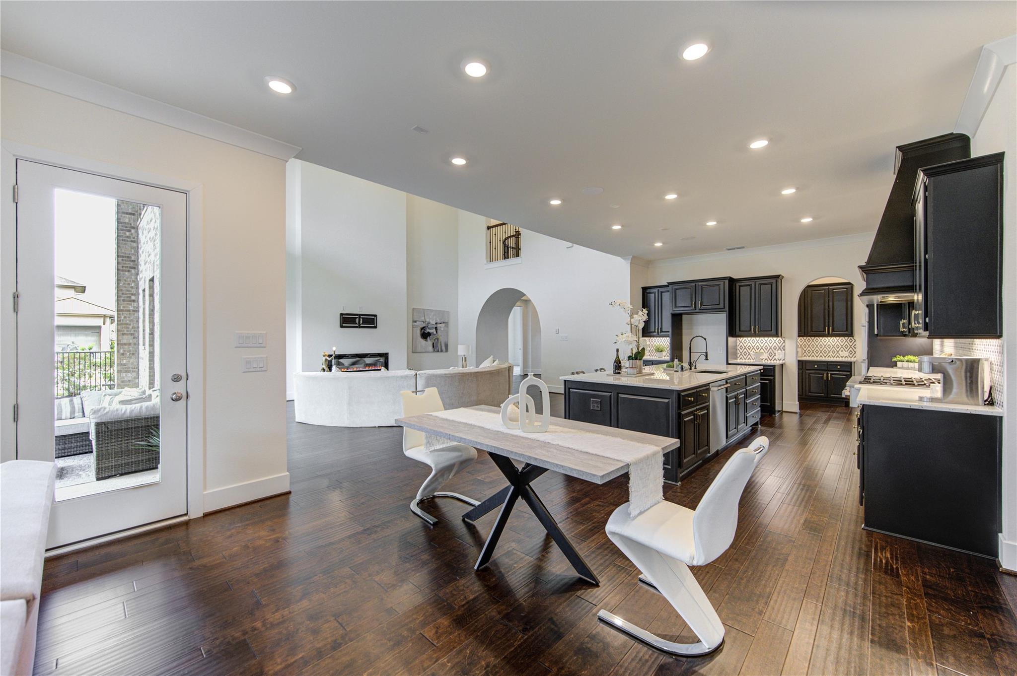 21339 Crescent Winged Drive