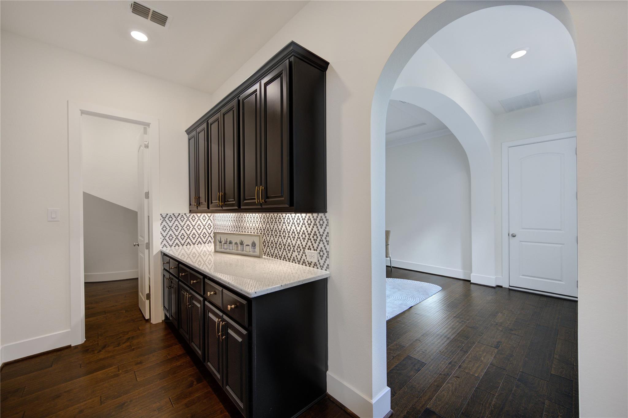 21339 Crescent Winged Drive