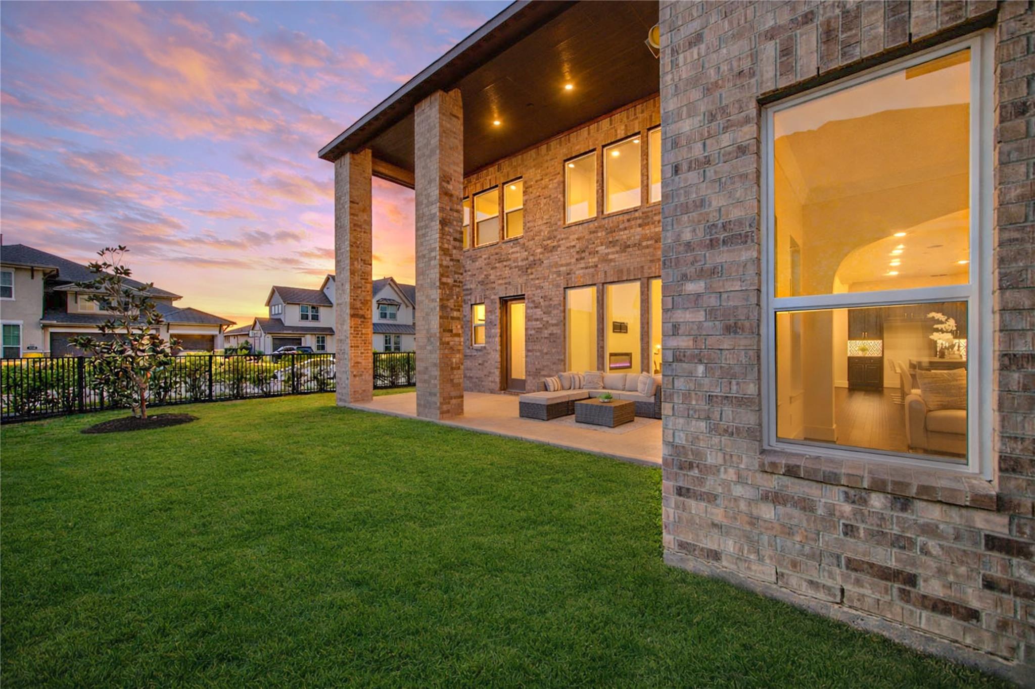 21339 Crescent Winged Drive