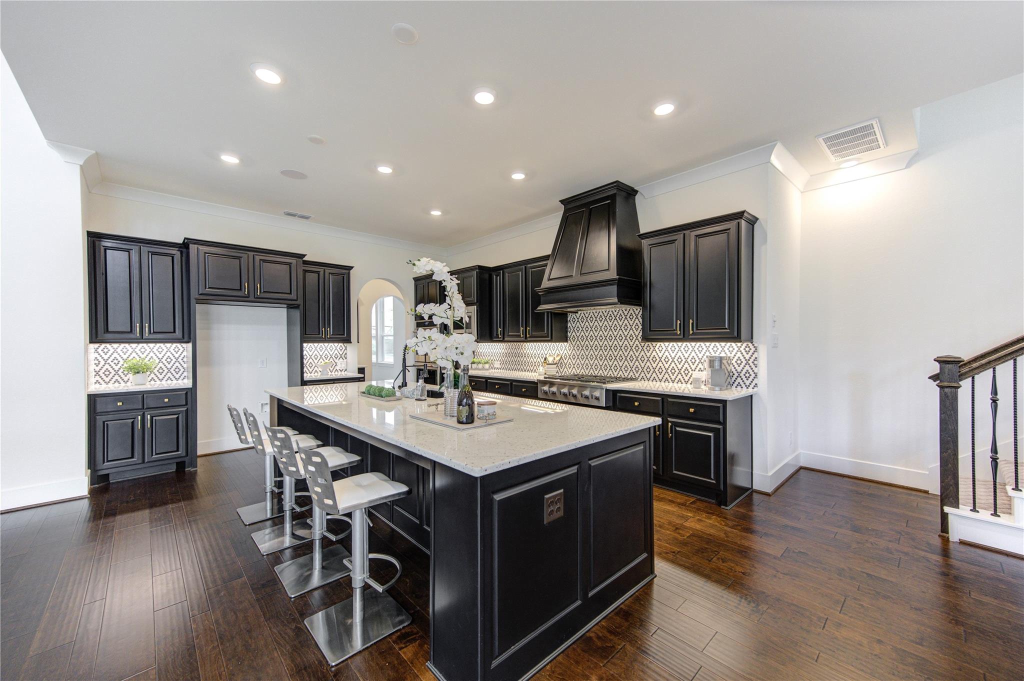 21339 Crescent Winged Drive