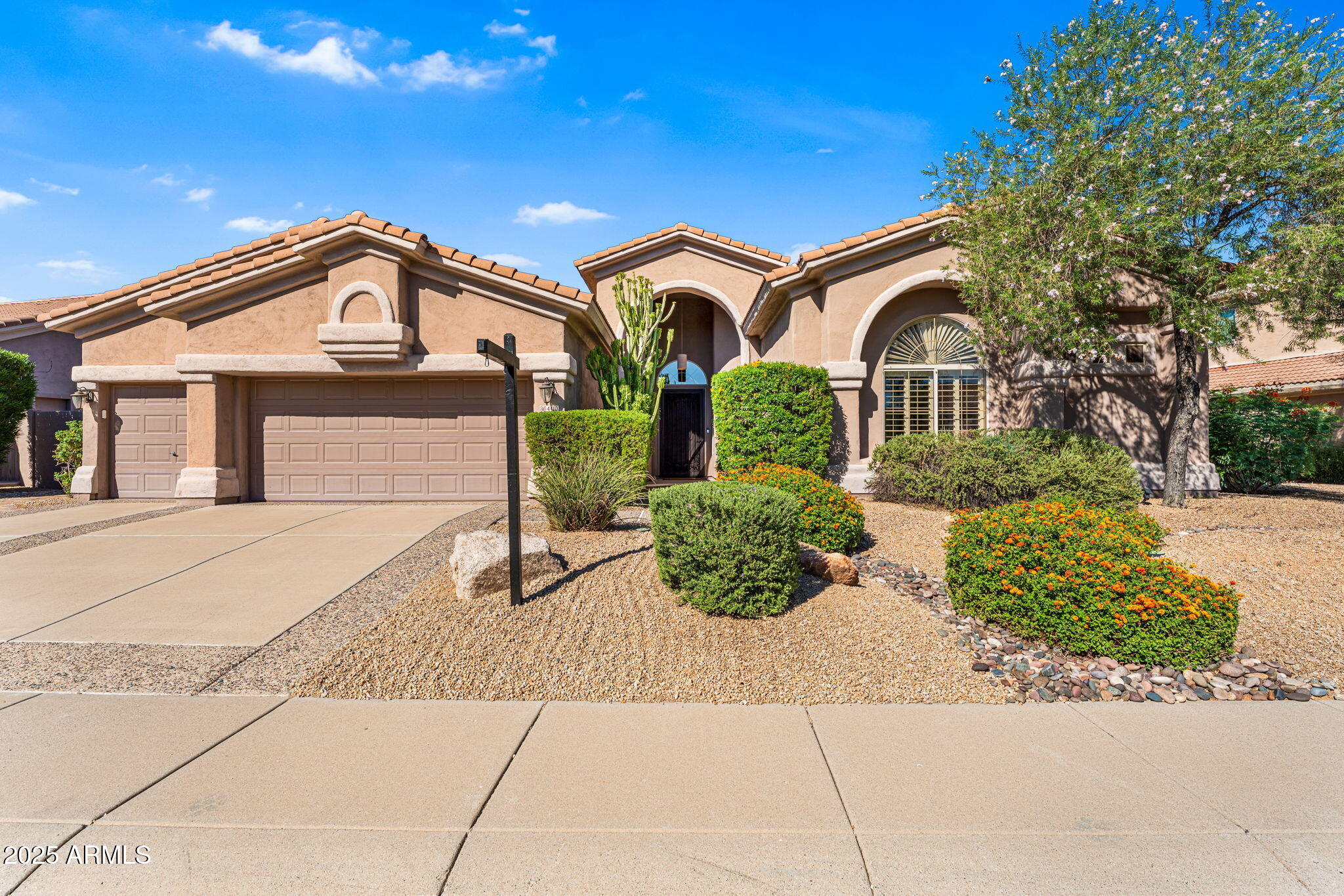 4410 E ROBIN Lane