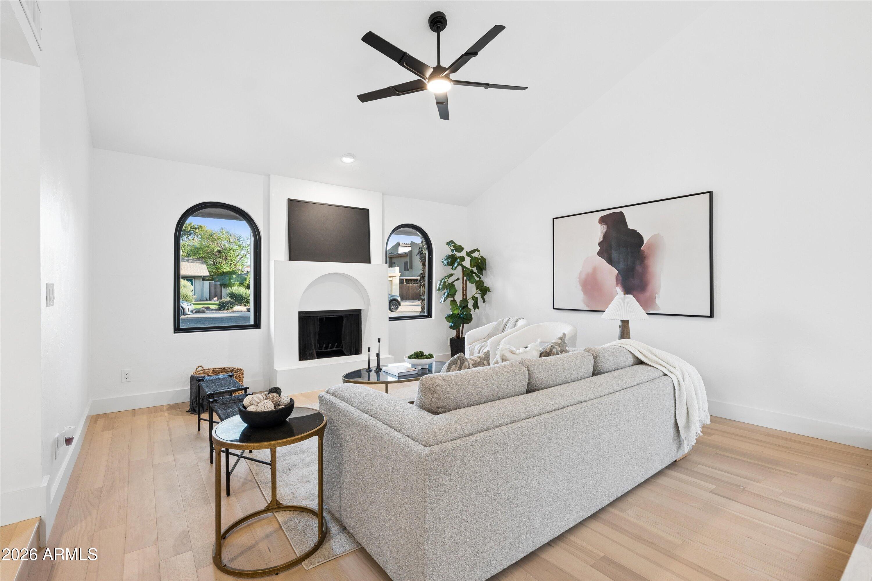 5518 E ROANOKE Avenue
