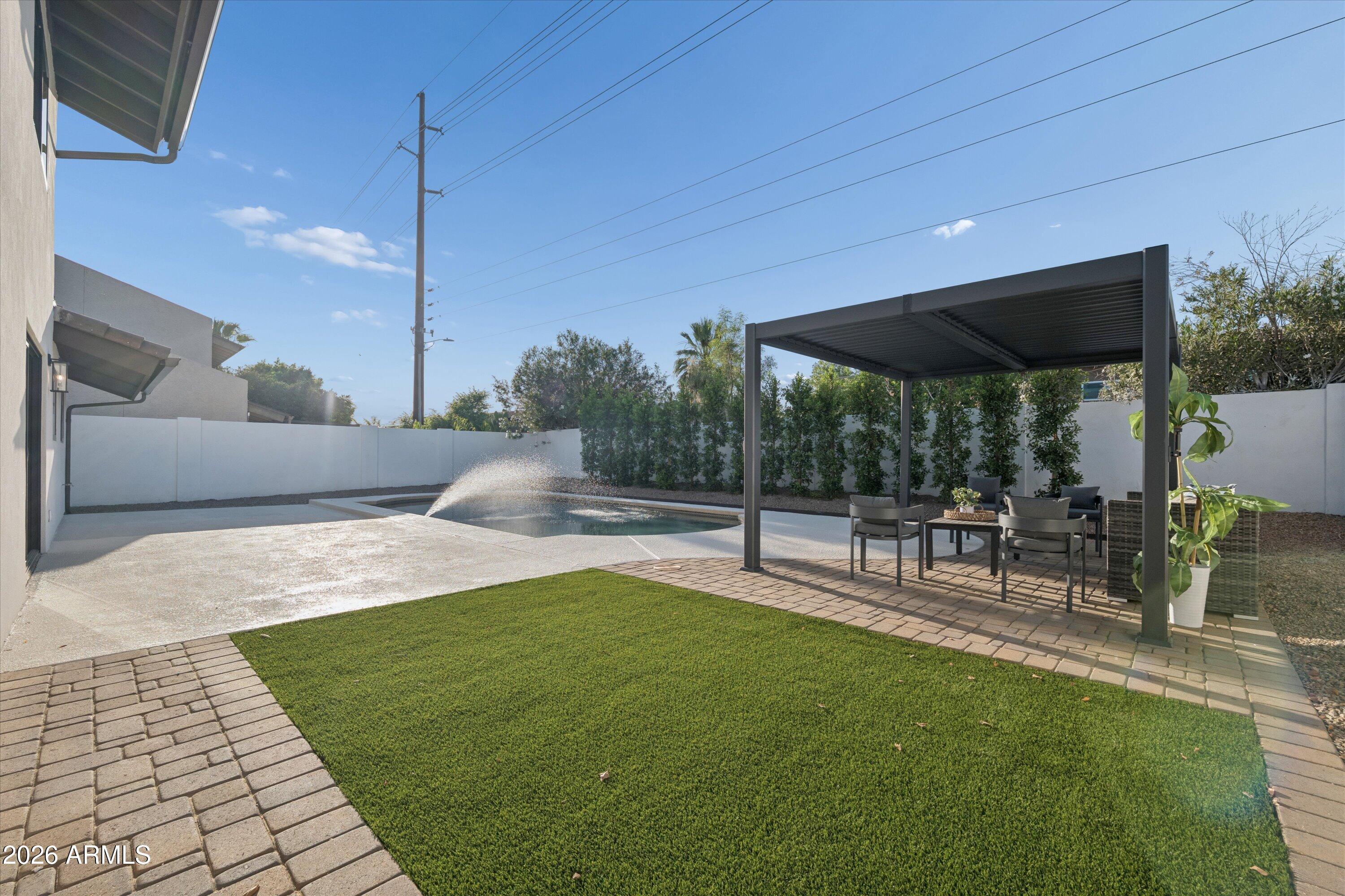 5518 E ROANOKE Avenue
