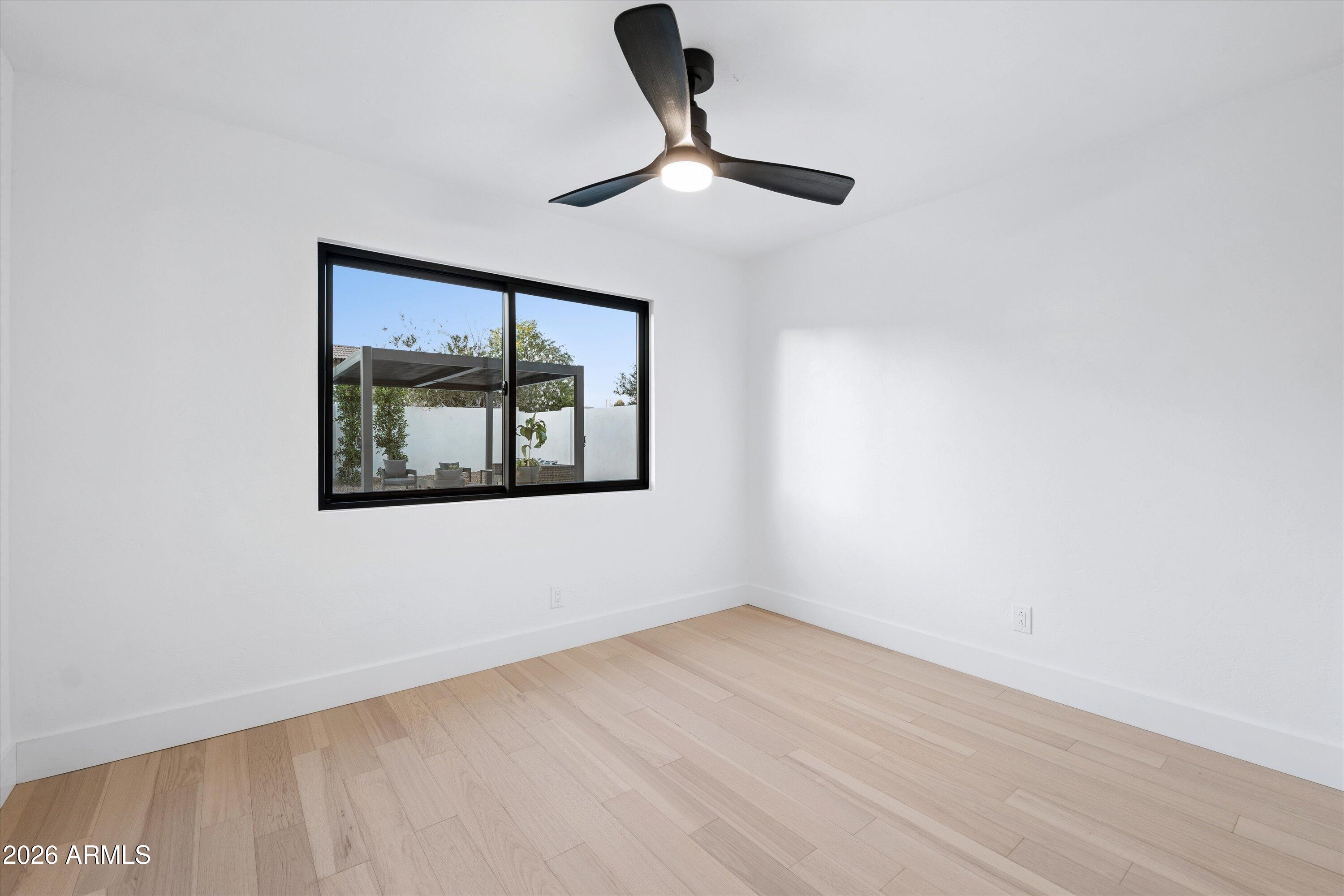 5518 E ROANOKE Avenue